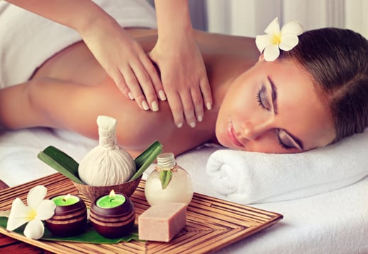 Massage thaïlandais d'aromathérapie