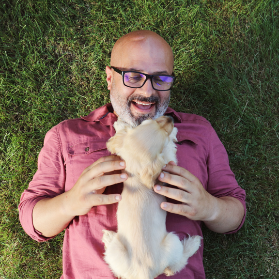 Homme avec chien sur l'herbe