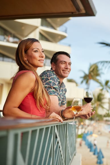 Couple profitant de la vue sur Voyager47 Salon Club à l'OUTRIGGER Waikiki Beach Resort