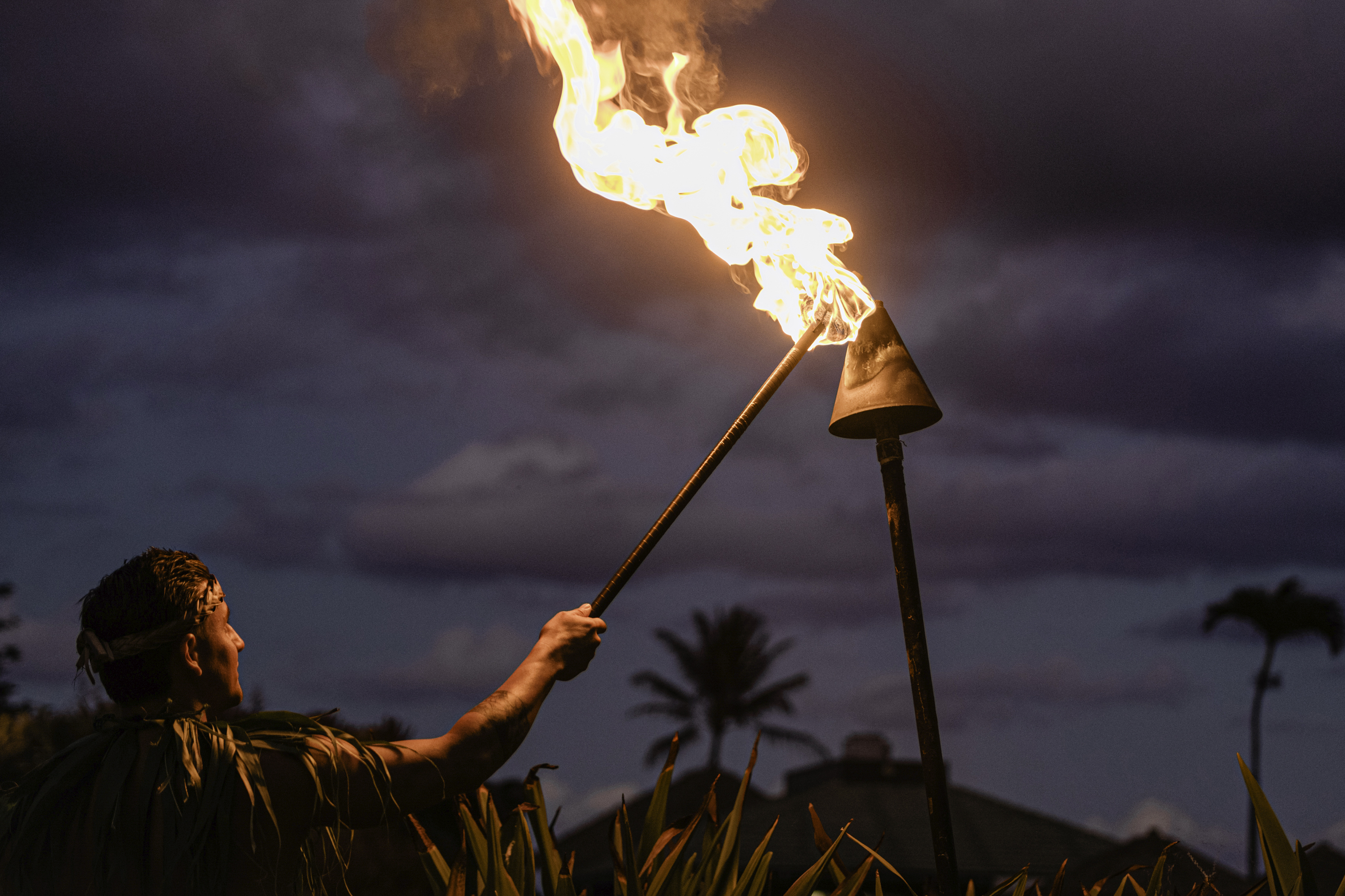 Allumage de torches à feu à l'OUTRIGGER Kauai Beach Resort & Spa