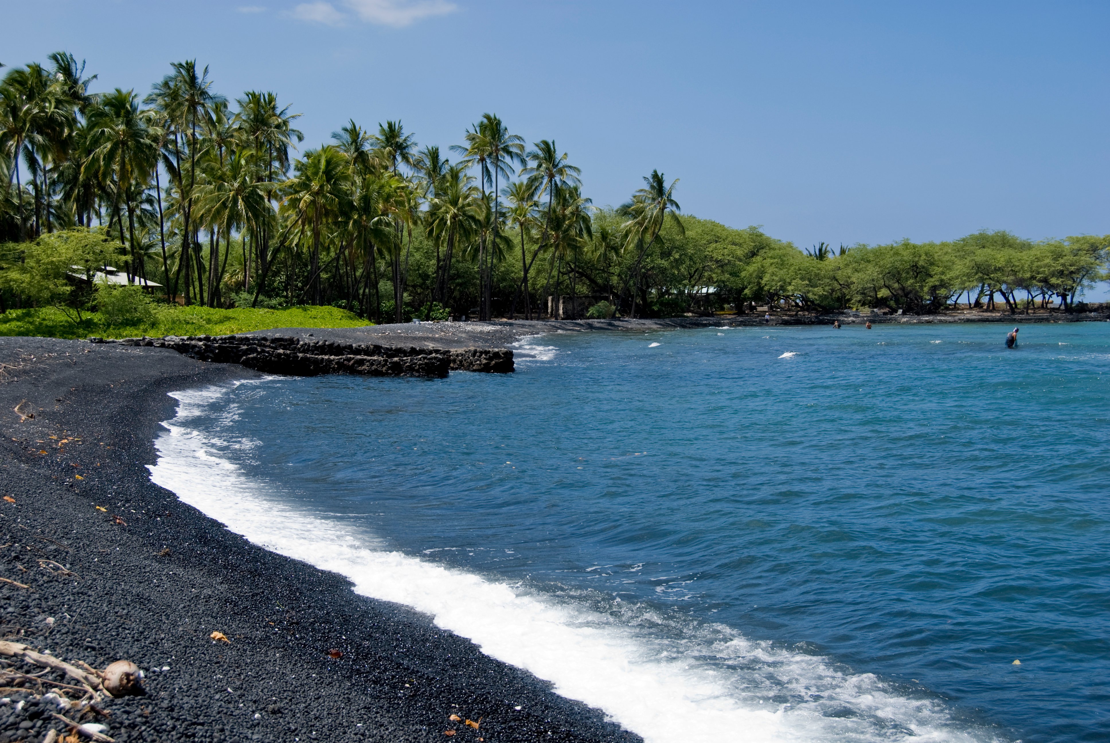 Plage de sable noir sur l'île d'Hawaï