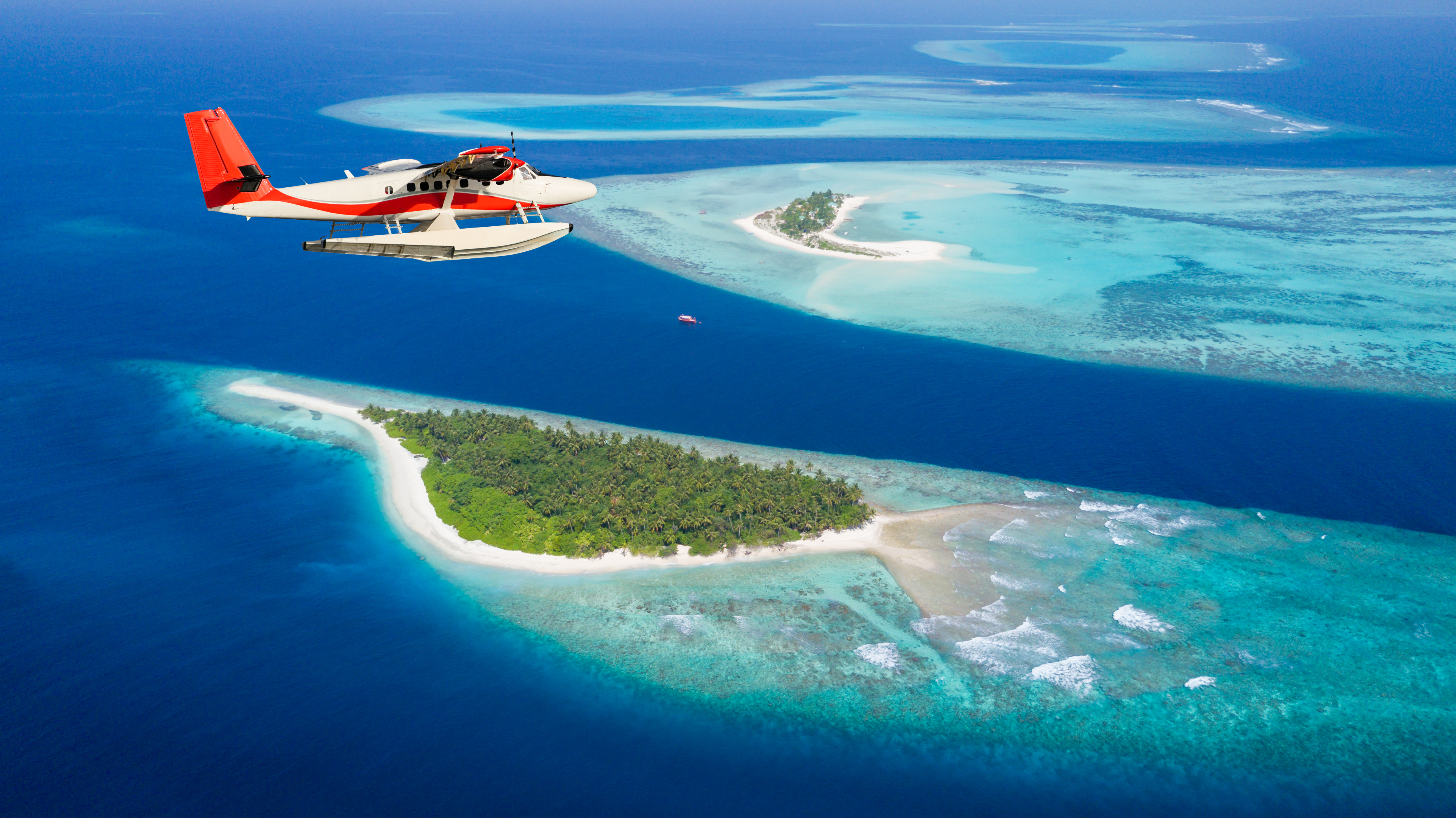 Hydravion survolant les Maldives