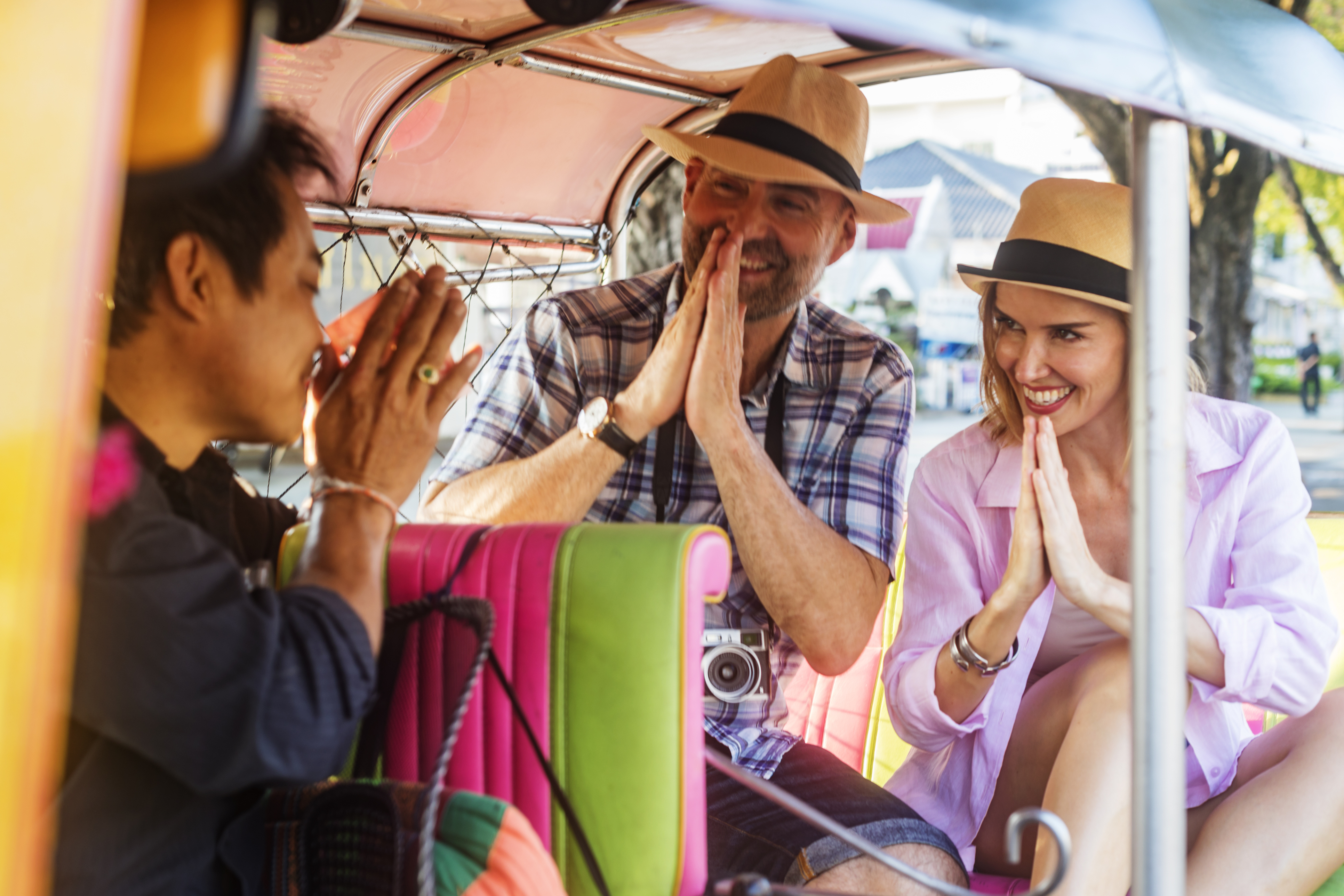 Touriste thaïlandais en tuk tuk